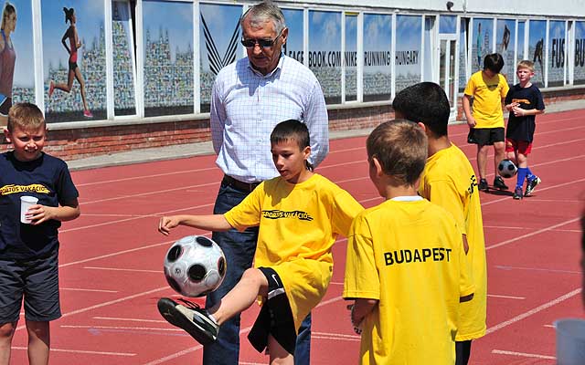 Gyerekek dekáznak a Margitszigeti Atlétikai Centrumban Dunai Antal olimpiai bajnok magyar labdarúgó társaságában a programot ismertető sajtótájékoztatón