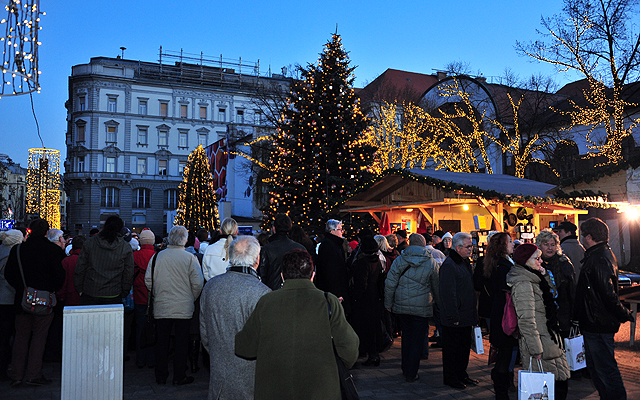 Első alkalommal rendezik meg az Advent Budapesten téli fesztivált a Városháza parkban, ahol a Zágrábtól kapott 14 méteres fenyőfát is felállították