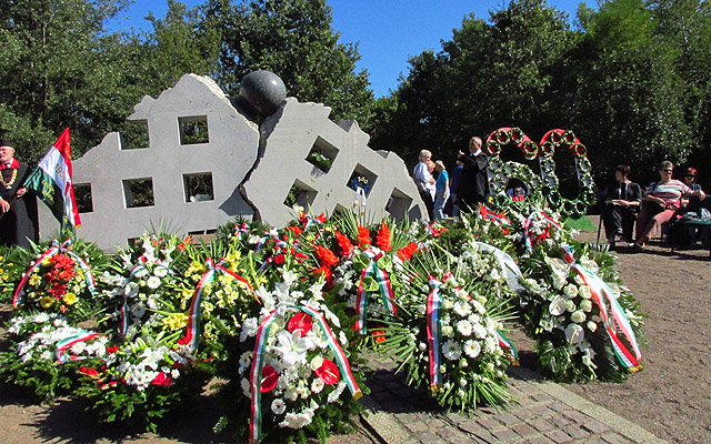 A megemlékezés során elhelyezett koszorúk a Recski Emlékparkban.