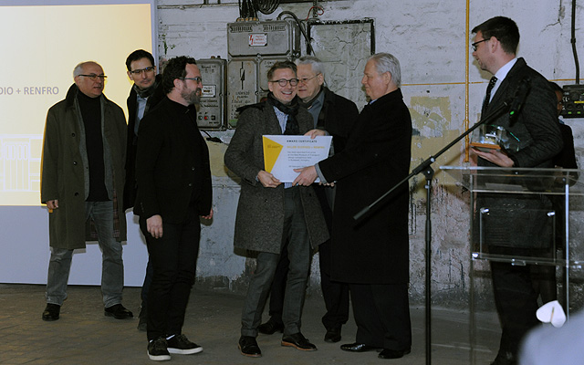 Tarlós István főpolgármester átadja a a Közlekedési Múzeum új épületének tervezésére kiírt nemzetközi pályázat győztesének járó díjat Charles Renfro építésznek, a Diller Scofidio + Renfro építésziroda képviselőjének