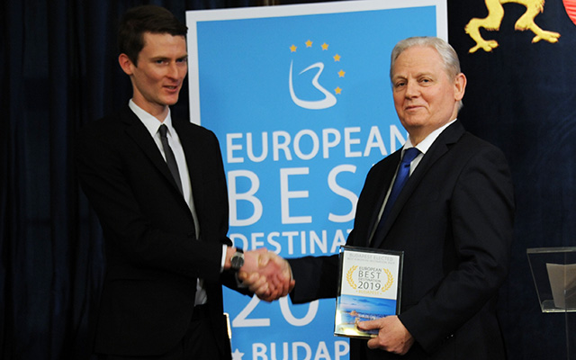 Tarlós István, Budapest főpolgármestere (j) átveszi a „Budapest az európai legjobb úti cél” díjat Maximilien Lejeune-től (b), a European Best Destination vezetőjétől