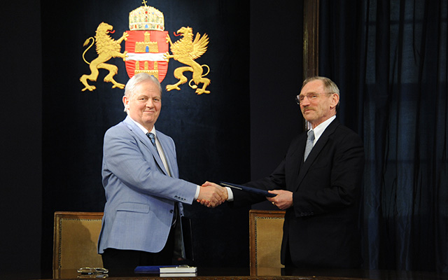 Tarlós István főpolgármester (b) és dr. Pintér Sándor belügyminiszter (j) aláírták a főváros és a belügyminisztérium megállapodását az e-jegyrendszerről