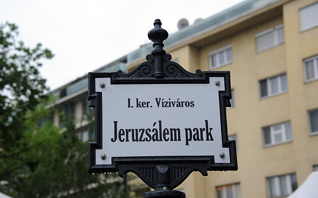 A jeruzsálem park névtáblája