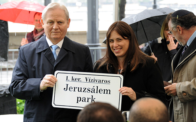 Tarlós István főpolgármester ajándéktáblát adott át Tzipi Hotovely külügyminiszter-helyettes asszonynak Izrael Állam függetlenségének 71. évfordulója alkalmából a Jeruzsálem park névadó ünnepségén