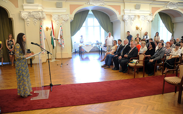 Dr. Szalay-Bobrovniczky Alexandra főpolgármester-helyettes köszöntő beszédet mond a Bárczy István-díj ünnepélyes átadási ceremóniáján a Városháza dísztermében