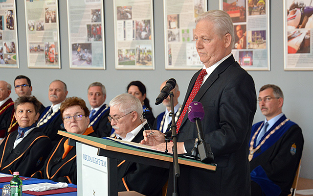 Tarlós István főpolgármester köszöntőt mond az Óbudai Egyetem pedagógusnapi rendezvényen