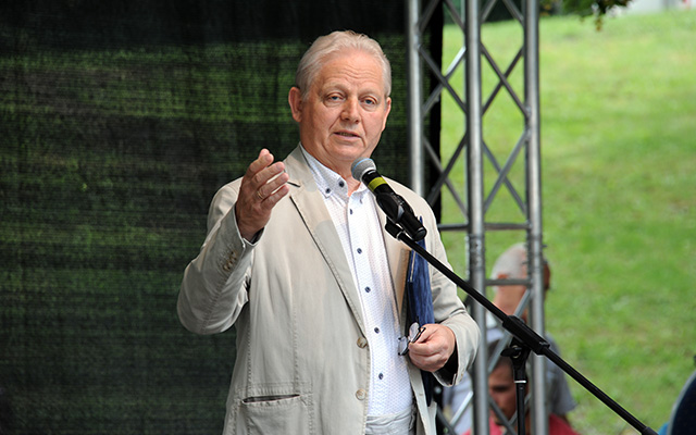 Tarlós István főpolgármester beszédet mond a Holdudvar park ünnepélyes átadásán