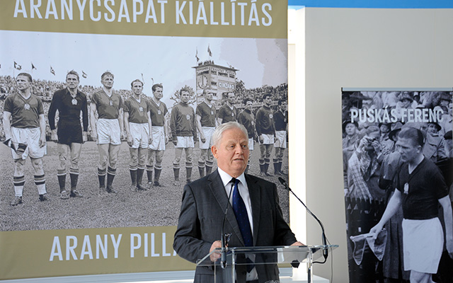 Tarlós István főpolgármester beszédet mond az Aranycsapat kiállítás megnyitó rendezvényén