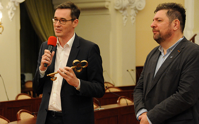 Karácsony Gergely főpolgármester (b) és Kerpel-Fronius Gábor főpolgármester-helyettes (j) a civilszervezetek képviselőit fogadta a Városháza dísztermében 2019. november 20-án
