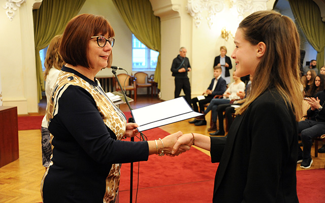 Gy. Németh Erzsébet főpolgármester-helyettes elismerő oklevelet ad át az "Élen a sportban, élen a tanulásban" díjátadó ünnepségen a Városháza dísztermében 2019. december 17-én