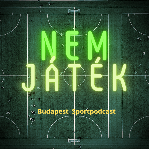 focipálya felülnézetből, rajta felirattal: Nem játék - Budapest Sportpodcast