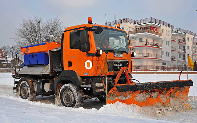 Az FKF Nonprofit Zrt. egyik téli célgépe a nyolcvan közül takarítja el a havat Budapesten
