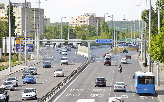 A 4-es metró beruházásához kapcsolódva épült Budaörsi úti kétszintű közúti csomópont az avatás után, 2016. április 18-án