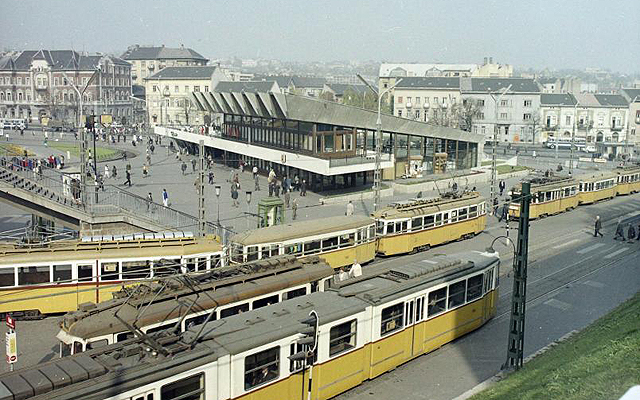 A Moszkva tér 1973-ban, középen a metró "legyezőépületével", amely egy évvel korábban készült el, a 2-es metró budai szakaszának megnyitásakor (forrás: Fortepan)
