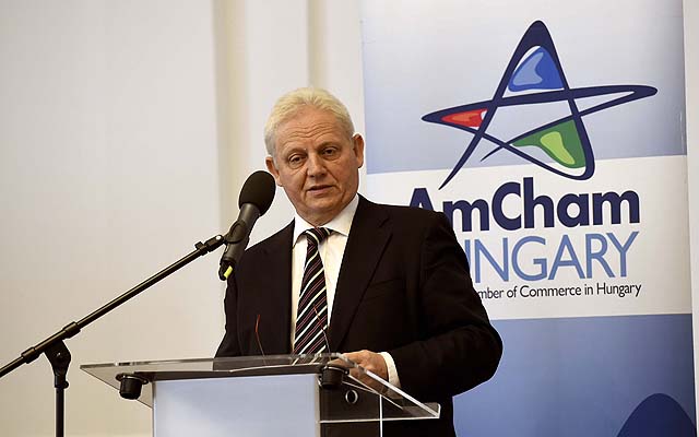 Tarlós István főpolgármester beszédet mond az Amerikai Kereskedelmi Kamara (AmCham) rendezvényének vendégeként Budapesten, az MKB Bank bálteremében 2016. május 19-én