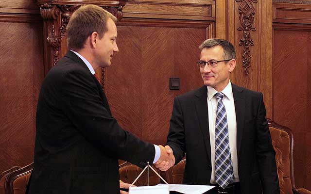 Bolla Tibor, a BKV elnök-vezérigazgatója (j) és Dr. Horváth Balázs, a Széchenyi István Egyetem dékánja (b) az együttműködési megállapodás aláírását követően