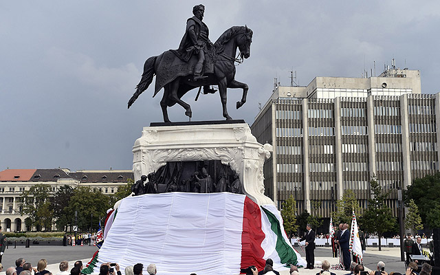 Kövér László, az Országgyűlés elnöke leleplezi Andrássy Gyula lovas szobrát a Kossuth téren 2016. szeptember 13-án
