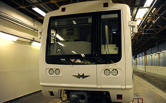 Az első felújított metrószerelvény prototípusának eleje az M3 Kőér utcai járműtelephelyén 