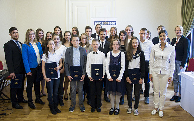Szalay-Bobrovniczky Alexandra humán főpolgármester-helyettes (j2) és a "Élen a tanulásban, élen a sportban" idei díjazottjai