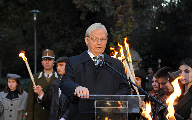 Tarlós István főpolgármester beszédet mond az 1956-os megemlékezés alkalmából szervezett rendezvényen a Forradalom lángja emlékműnél

