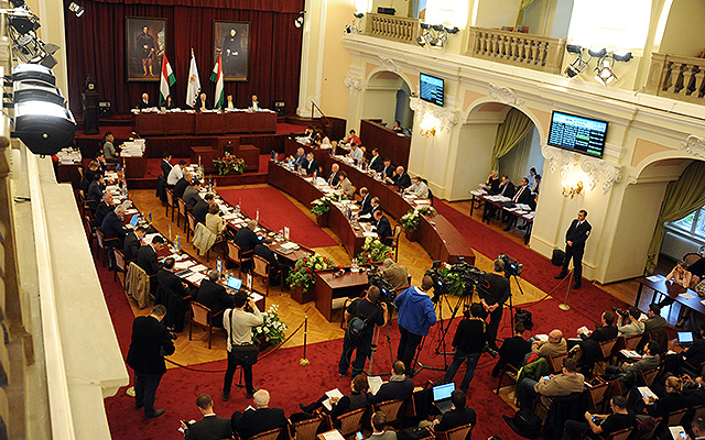 Ülésezik a Fővárosi Közgyűlés a Városháza dísztermében 2016. október 26-án