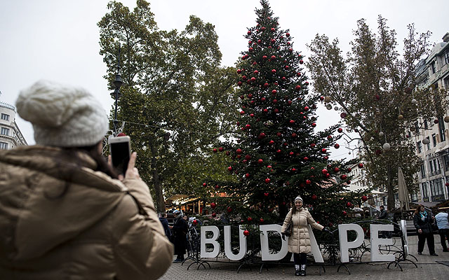 A Budapesti Adventi és Karácsonyi Vásár a megnyitó után a Vörösmarty téren 2016. november 11-én