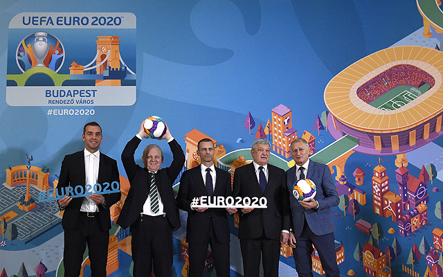 Aleksander Ceferin, az UEFA elnöke (b3), Csányi Sándor, az MLSZ elnöke (b4), Tarlós István főpolgármester (b2), valamint Juhász Roland (b) és Dunai Antal (j) egykori válogatott labdarúgók a 2020-as labdarúgó Európa-bajnokság budapesti logójának bemutatóján