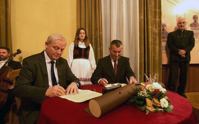 Tarlós István, Budapest főpolgármestere (b), és Gálfi Árpád, Székelyudvarhely polgármestere (j) aláírja a testvérvárosi szerződést