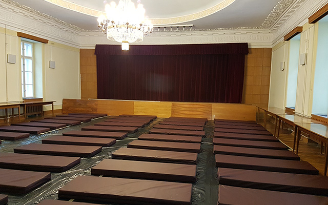 Krízisszállást alakítottak ki a Fővárosi Önkormányzati Rendészeti Igazgatóság Akadémia utcai székházának színháztermében