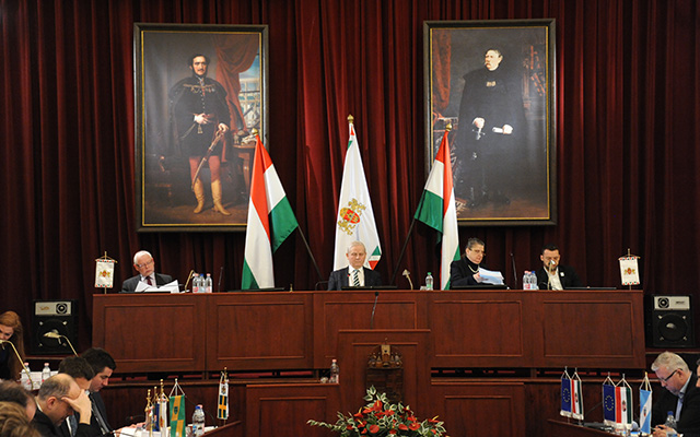 Tarlós István főpolgármester (középen) a városvezetői pulpituson a Fővárosi Közgyűlés 2017. január 25-i ülésén