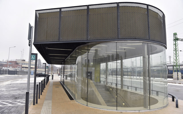 Gyalogos lejáró a metróberuházáshoz kapcsolódva épült negyedik, utolsó P+R parkolóban a 4-es metró kelenföldi végállomásánál az átadó napján, 2017. január 31-én