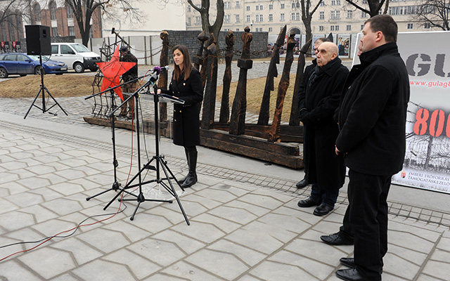 Szalay-Bobrovniczky Alexandra főpolgármester-helyettes beszédet mond a Gulág-emlékév alkalmából a Városháza parkban elhelyezett Gulág 800. 000 ! köztéri installáció megnyitóján