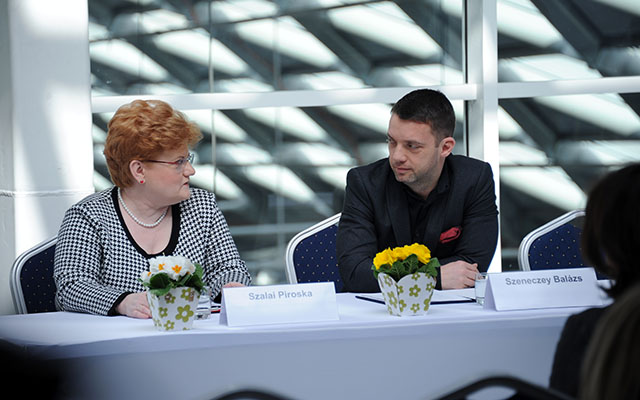 Szalai Piroska BVK kuratóriumi elnök (b) és Szeneczey Balázs főpolgármester-helyettes (j) a Budapesti Vállalkozásfejlesztési Közalapítvány által szervezett „Innovatív vállalkozó nők, női vezetők Budapesten" elnevezésű konferencián
