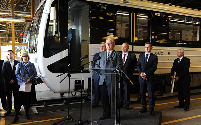 Tarlós István főpolgármester (középen) beszédet mond az első, felújított szerelvény elindítása előtt az M3-as metró Kőér utcai járműtelepen