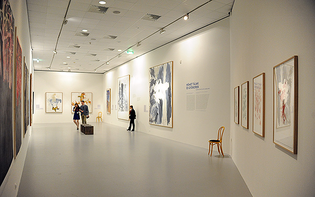 Georg Baselitz kortárs német képzőművész Újrajátszott múlt című kiállításának egy részlete a Magyar Nemzeti Galériában