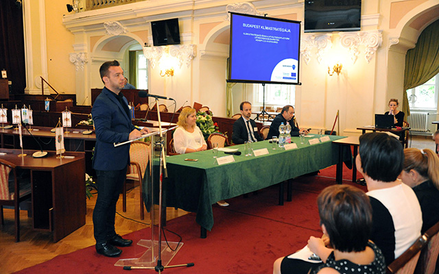 Szeneczey Balázs főpolgármester-helyettes beszédet mond a „Klímastratégia és éghajlatváltozási platform létrehozása Budapesten” című projekt első konferenciáján, a Városháza dísztermében