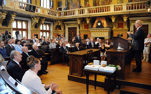 Tarlós István főpolgármester ünnepi beszédet mond Budapest díszpolgári címeinek átadása előtt a Fővárosi Közgyűlés ünnepi ülésén az Újvárosháza dísztermében 2017. június 21-én