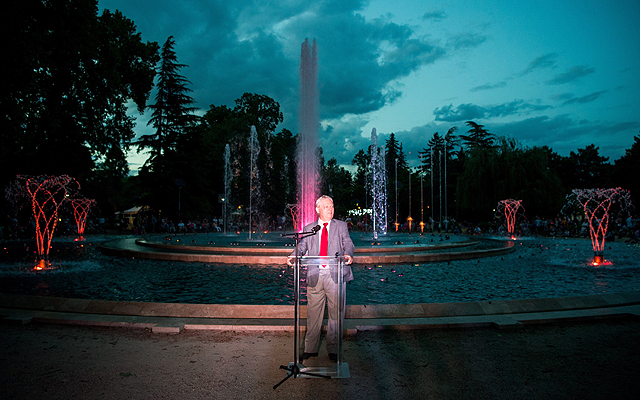 Tarlós István főpolgármester beszédet mond a margitszigeti szökőkút multimédiás bővítésének bemutatóján és a főváros első fénykertjének avatásán
