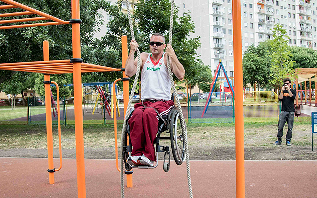 Kanyó Zsolt paralimpikon kerekesszékes gyakorlatot mutat be a csepeli integrált tornaparkban