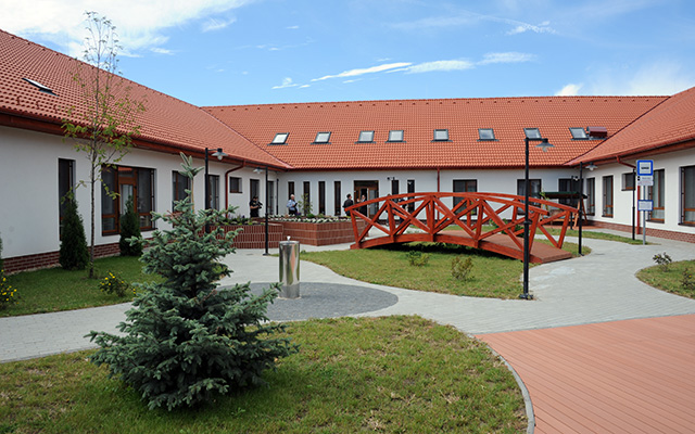 A Fővárosi Önkormányzat Gödöllői Idősek Otthonának részeként újonnan átadott Ozory Ház belső kertje