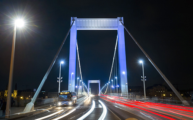  A kék-fehér színbe öltöztetett Erzsébet híd 2017. december 3-án. Finnország függetlenségének 100. évfordulójának alkalmából a Finn Nagykövetség szervezésében az állam hivatalos színeivel világították meg a hidat.