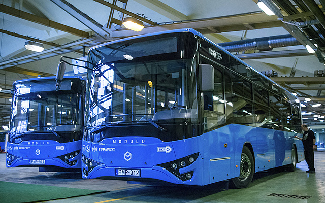 Modulo M168 D típusú Ikarus buszok a BKV hazai gyártású metrópótló buszainak átadásán a közlekedési vállalat XI. kerületi Hamzsabégi úti telephelyén 