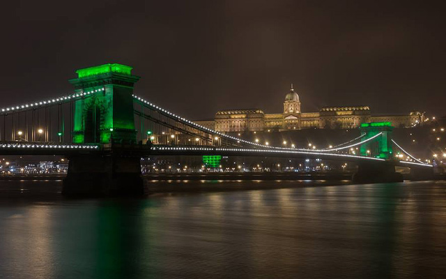 Az ír nemzeti ünnep tiszteletére zöld fénybe borult a Lánchíd