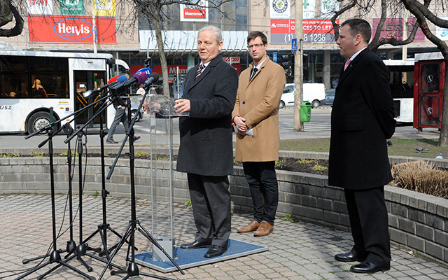 Tarlós István (k), Budapest főpolgármestere beszédet mond a Széna tér megújítása projekt sajtótájékoztatóján, mellette Láng Zsolt (j1), a II. kerület polgármestere és Gulyás Gergely (j2) frakcióvezető