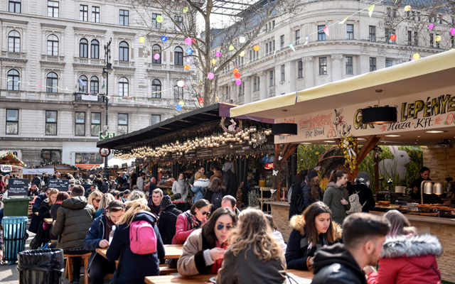 A Budapesti Tavaszi Vásár résztvevői és vendégei a belvárosi Vörösmarty téren a megnyitó napján, 2018. március 23-án