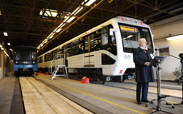 Tarlós István főpolgármester beszél az utolsó felújításra szánt metrószerelvény elszállítása alkalmából tartott sajtótájékoztatón a BKV Kőér utcai járműtelepén 2018. április 3-án