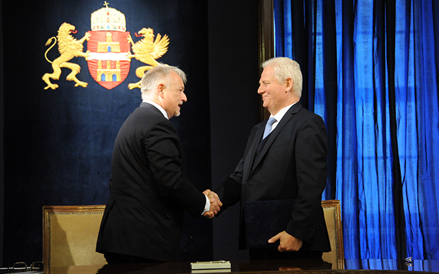Tarlós István főpolgármester (j) és Hernádi Zsolt (b), a MOL-csoport elnök-vezérigazgatója aláírta a Főváros és a MOL-csoport közötti stratégiai megállapodást