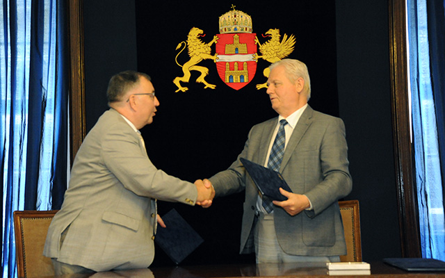 Tarlós István főpolgármester (j) és dr. Hatala József, a Magyar Autóklub elnöke (b) az együttműködési megállapodás és szándéknyilatkozat aláírása után