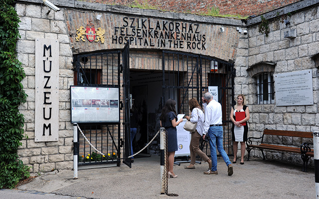 A Sziklakórház Atombunker Múzeum bejárata az I. kerületi Lovas utcában