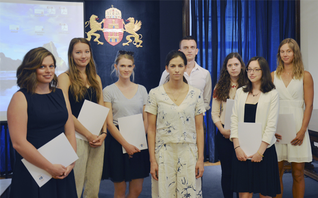 Dr. Szalay-Bobrovniczky Alexandra, humán főpolgármester-helyettes (középen) a 2018/2019. évi ösztöndíjasokkal 